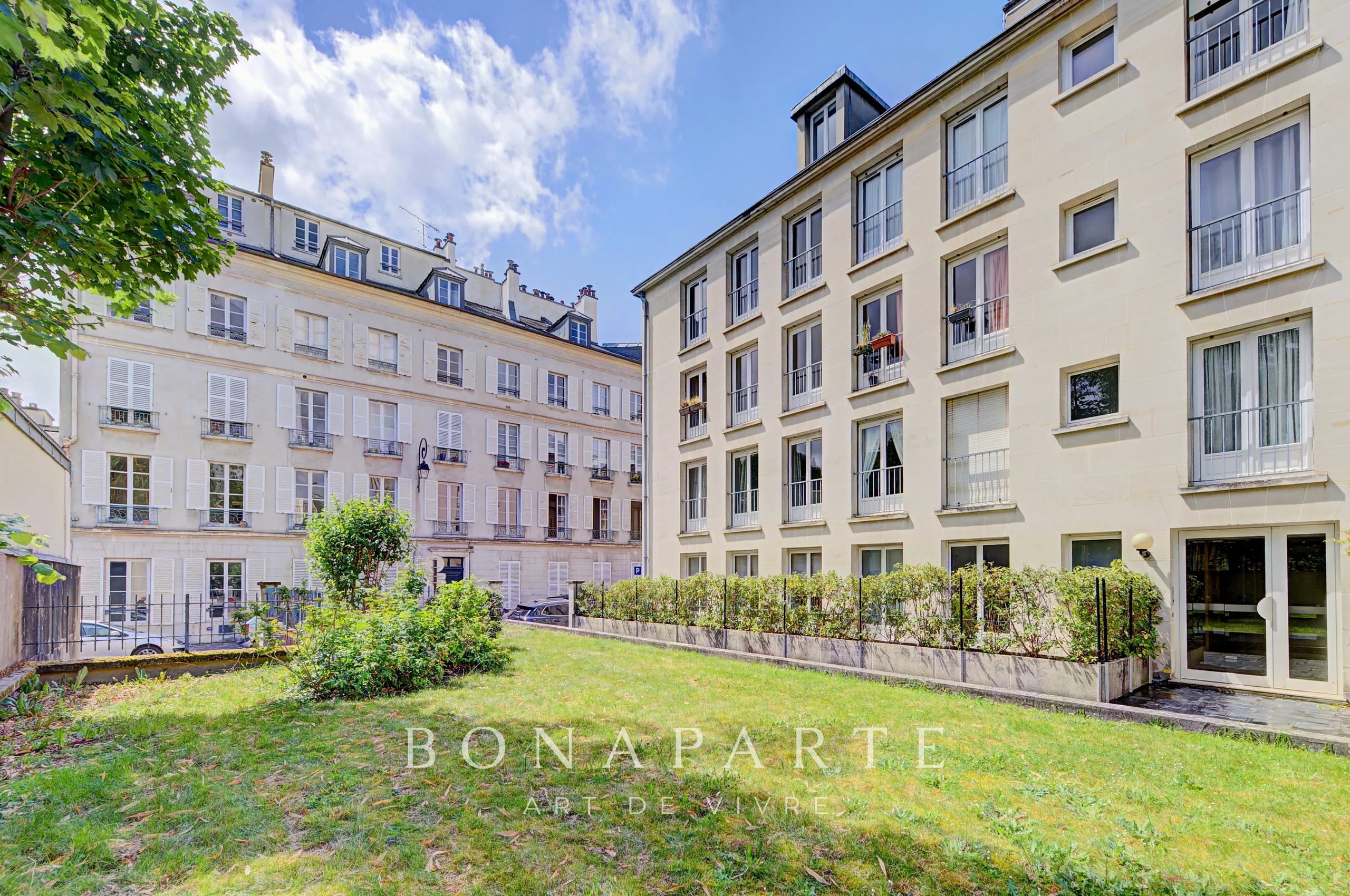 VERSAILLES - ENTRE CHÂTEAU ET MARCHÉ NOTRE-DAME – 115 M² – 3 CHAMBRES – 2 PARKINGS EN SOUS-SOL